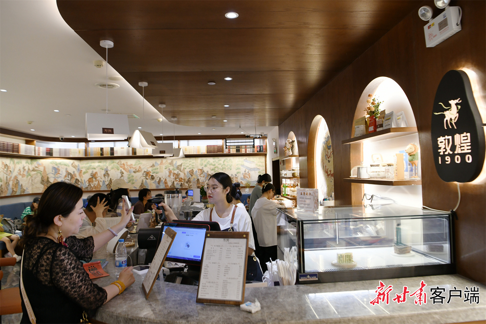 游客在敦煌书局咖啡店点单.JPG