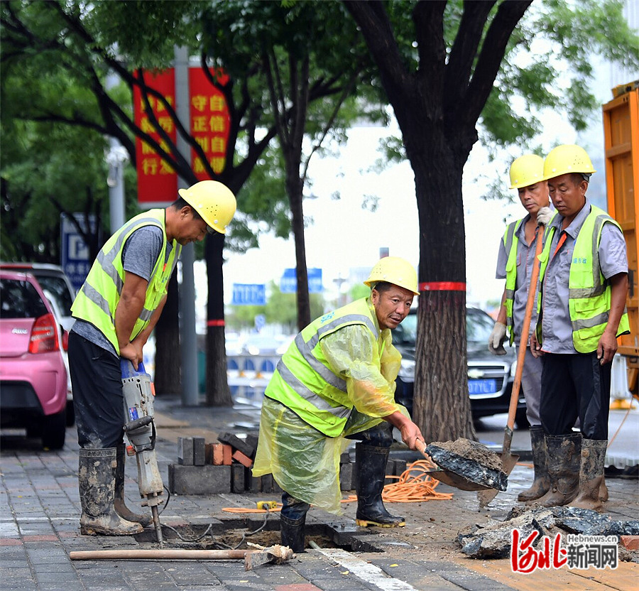 日前,廊坊市市政设施管理中心全面细致排查市政管网,及时消除问题隐患,确保安全度汛。图为该中心工作人员对因暴雨破裂的管道进行抢修。河北日报通讯员 孙宝宇摄
