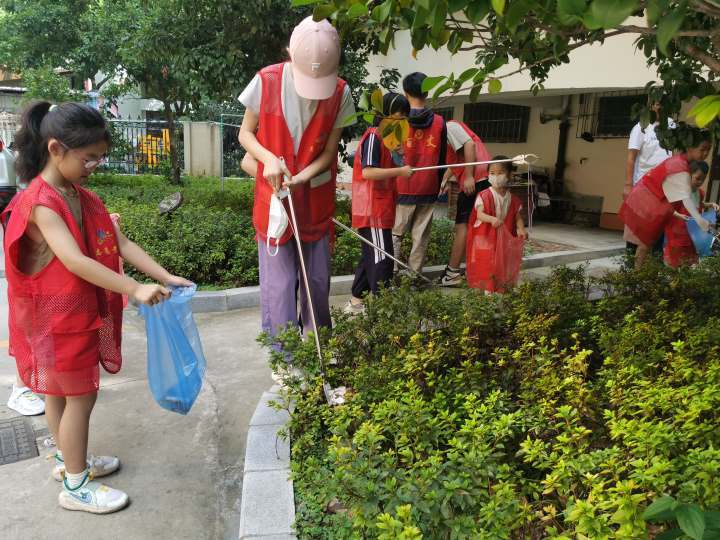 小志愿者发了一张空白华严社区"乐于绿"亲子先锋队暑期志愿服务记录卡