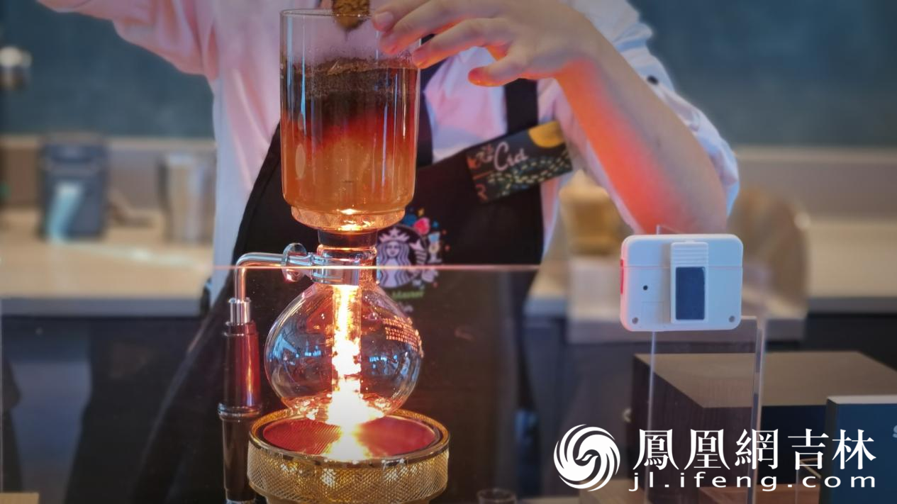 咖啡器具中的“颜值担当”——虹吸壶。凤凰网吉林 李欣颐/摄