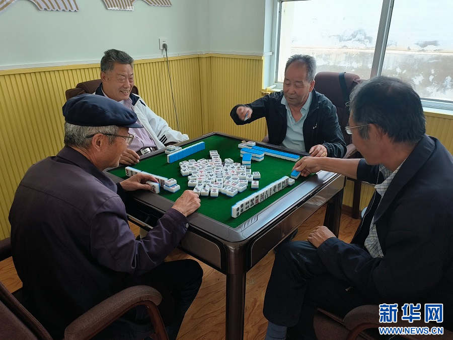 老人们在大庄村互助老年人幸福院的棋牌室打麻将 新华社记者 王紫轩 摄