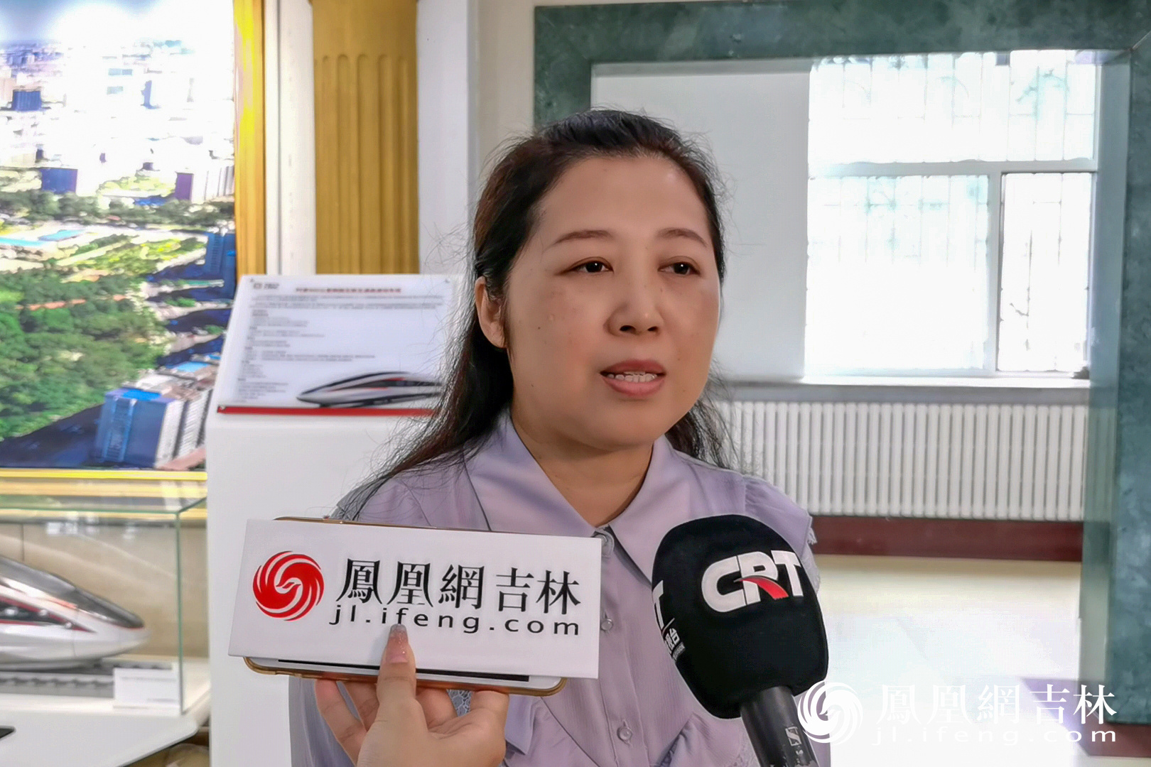 长春市绿园区文学艺术界联合会主席董岩接受媒体采访。凤凰网吉林 李欣颐/摄