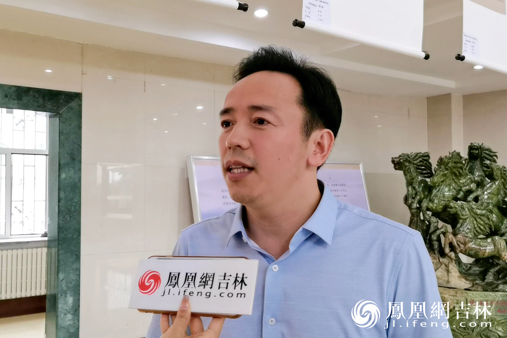 长春绿园“君子兰杯”诗歌书画作品有奖征集活动书法组获奖代表李双和接受媒体采访。 凤凰网吉林 李欣颐/摄