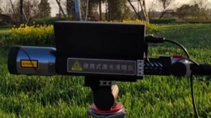 激光炮砍树：比碗口还粗的树杈被隔空清除，切口光滑焦黑如炭