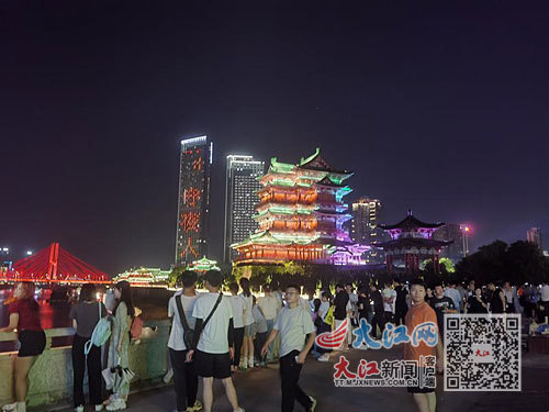 漫滕王市集里游客如织