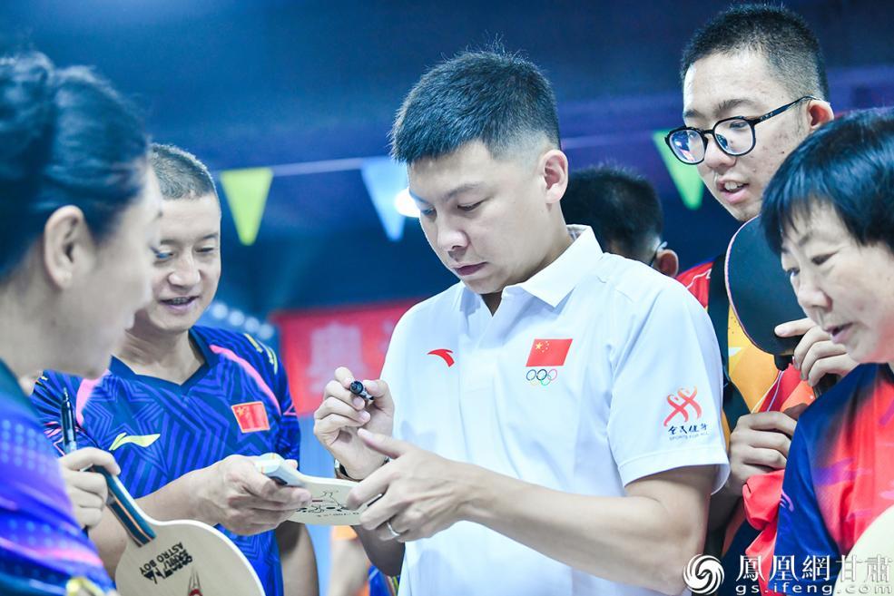 陈玘用自己的签名回馈武威球迷的热情