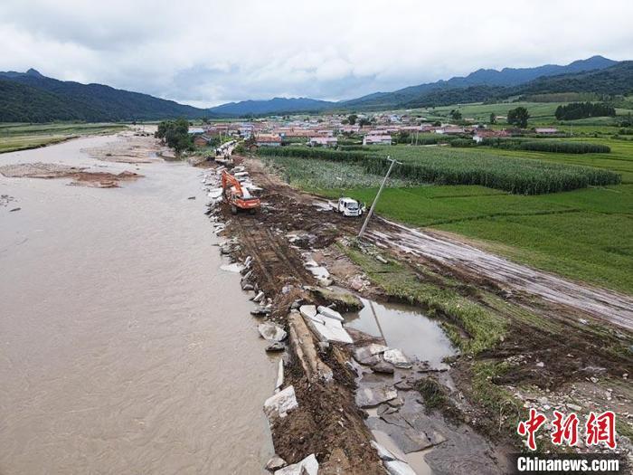 舒蘭市多個(gè)鄉(xiāng)鎮(zhèn)道路損毀。 中新網(wǎng)記者 蒼雁 攝