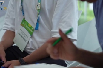 大运会伊拉克女旗手：感谢中国人民对她的友好和关注_凤凰网视频_凤凰网