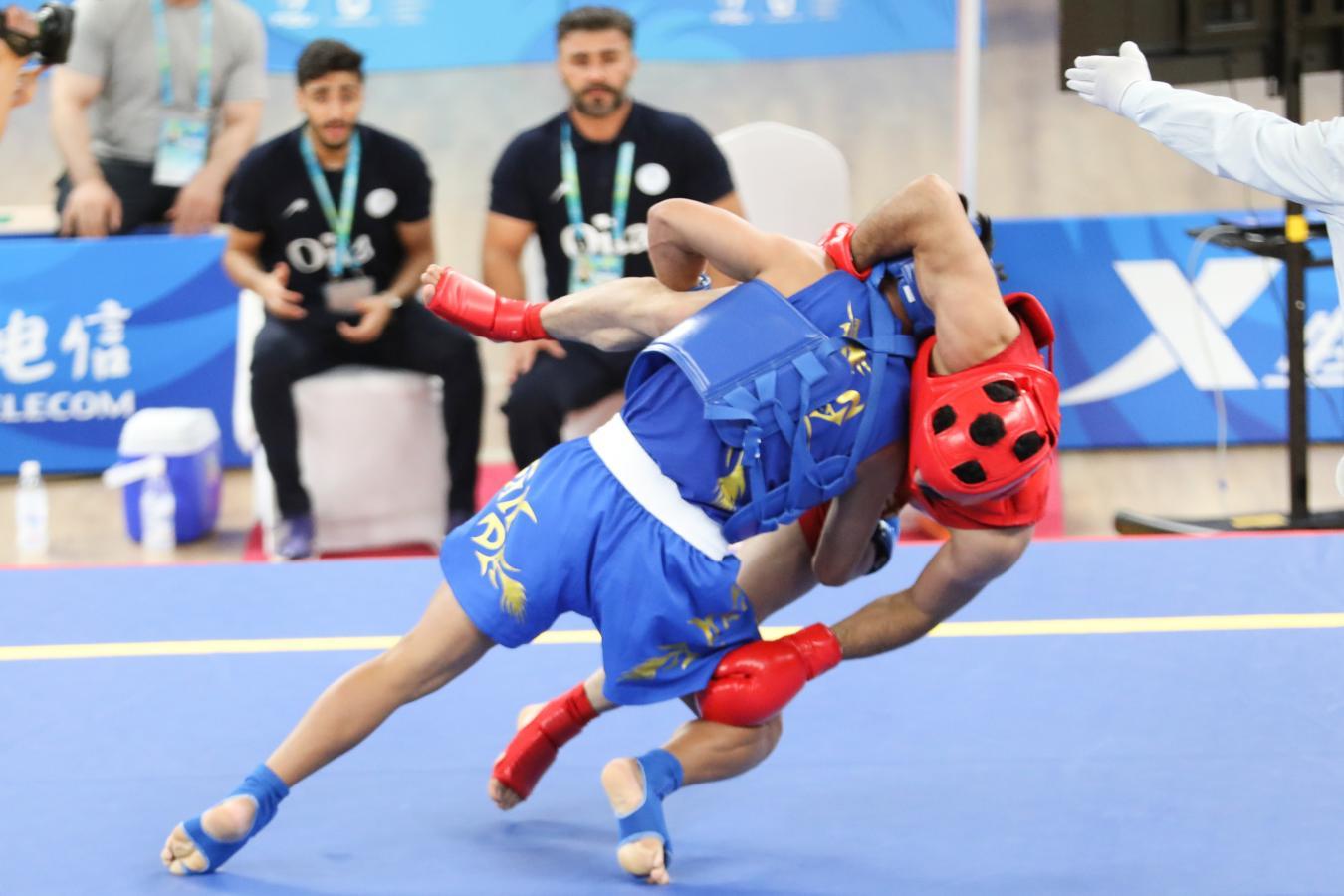 柳文龙(左)与伊朗选手阿里在决赛中