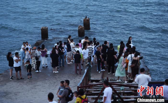 据了解，这段铁轨最初是为拖运维修船只而建造，当地景区改造后依然保留下来。曲正扬 摄