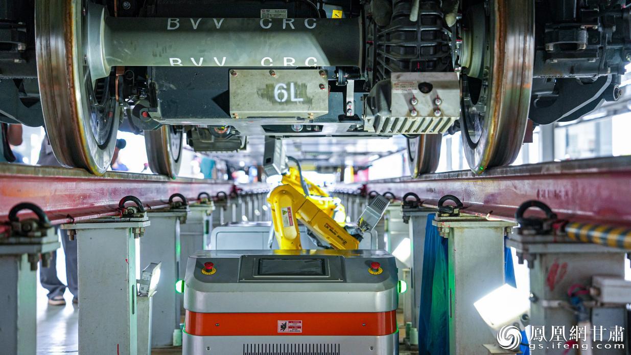 动车车底智能巡检机器人正在检修设备 兰州铁路局供图