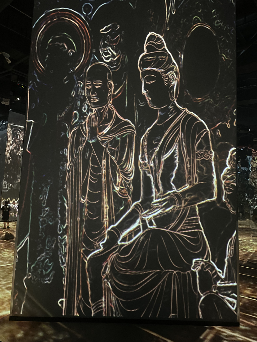 ▲动态展厅立柱上的佛像 见习记者 姚伟民 摄