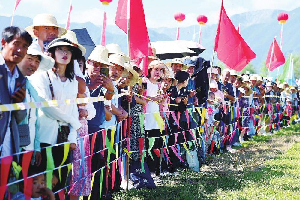 群众欢呼雀跃，不时传来阵阵掌声和呐喊声。