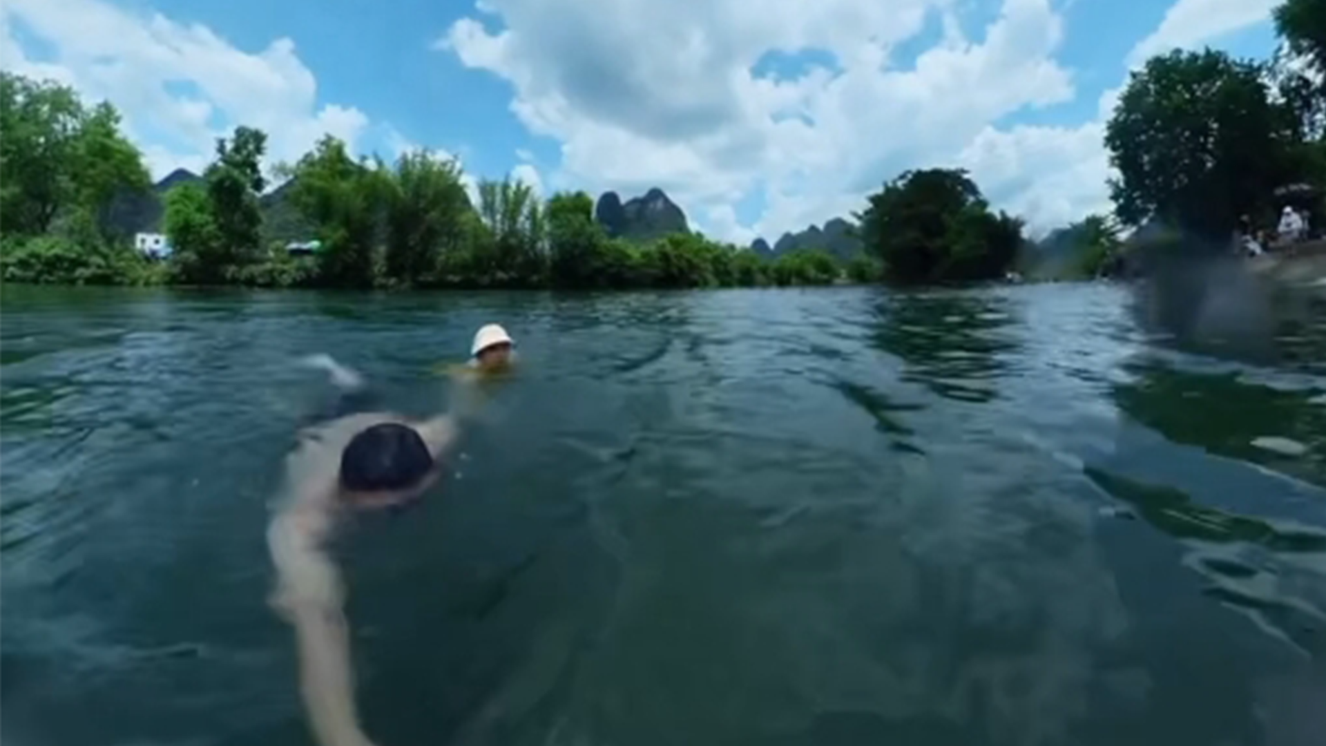 男子拍vlog意外拍到小女孩落水，第一视角记录下救援过程
