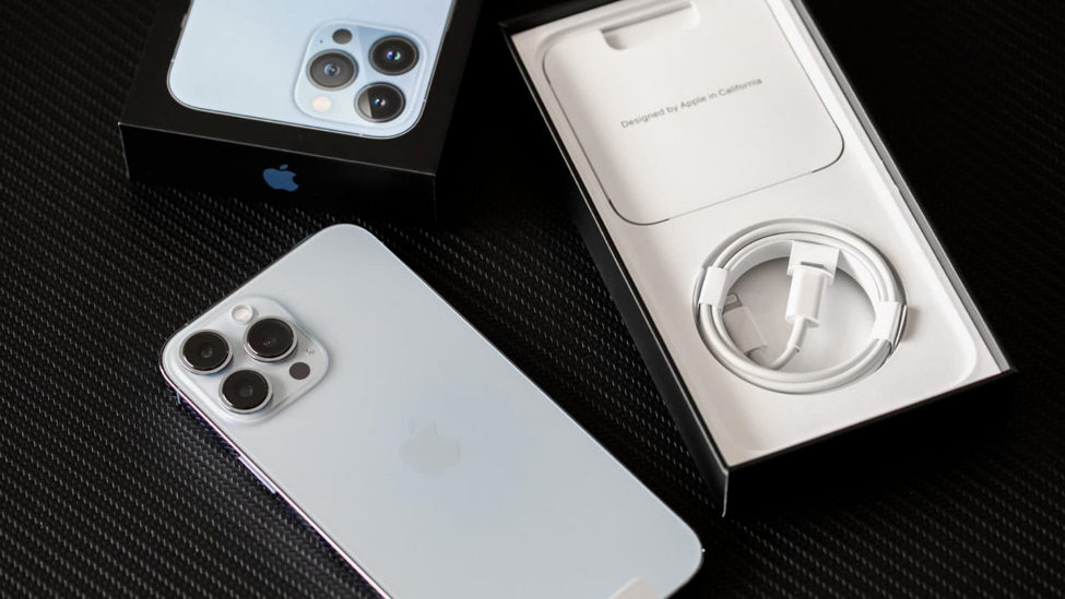 苹果iPhone 15机模上手：收窄边框、改用Action按钮和USB-C端口_凤凰网