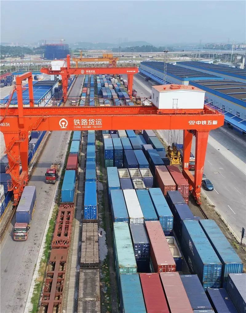 ▲中欧班列（长沙）集装箱货区。