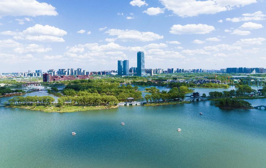 北湖公园焕然一新，吸引众多游客前来