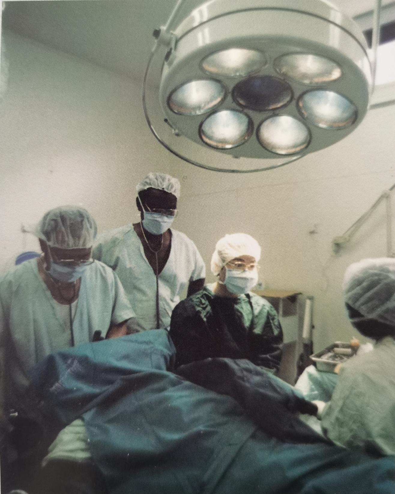 1997年，中南大学湘雅医院脊柱外科胡建中教授在津巴布韦开展骨科手术。