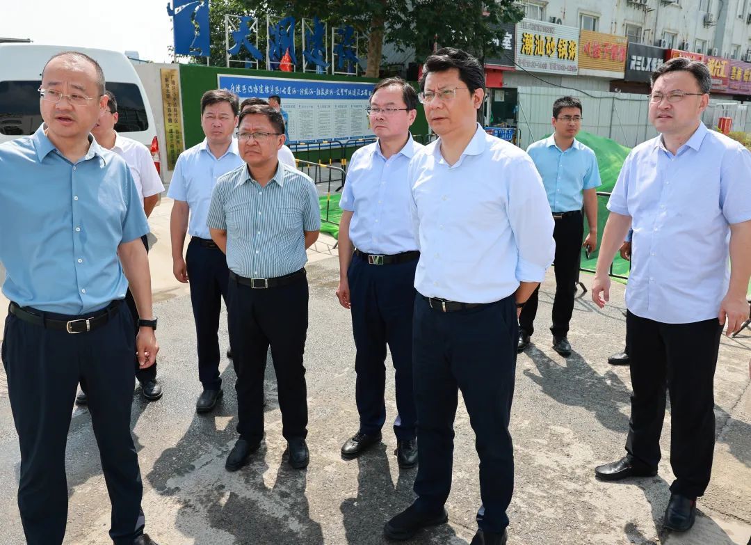 王进健在江都路改造施工现场调研王进健先后来到广陵区中医院及公共