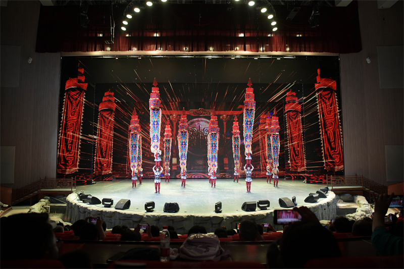 8月12日，在河北省沧州市吴桥县江湖大剧院，游客们观看杂技表演。