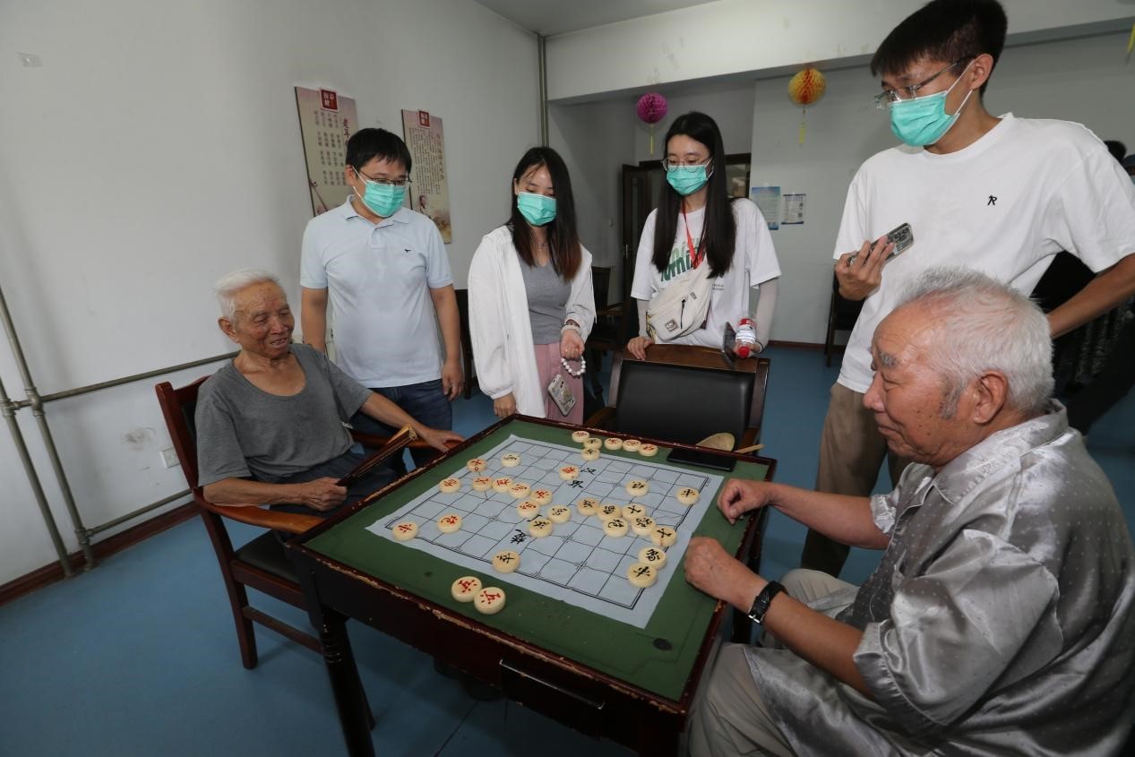 两位老人在对弈