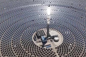 24小时连续发电！超万面定日镜“绽放”戈壁滩