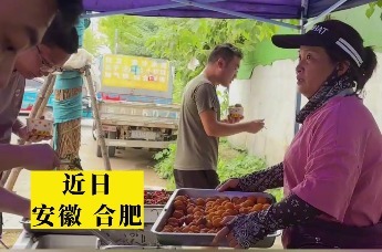 近日，安徽合肥，10元自助盒饭，荤菜随便吃，合肥“盒饭之王”意外走红，摊主：一直保持着4-5个素菜，其他全是荤菜