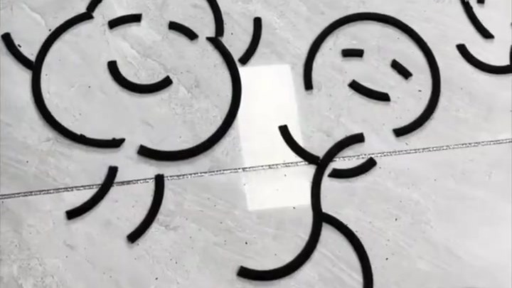 男孩用蚊香摆出创意满满表情包，蚊香：没想到自己会有今天