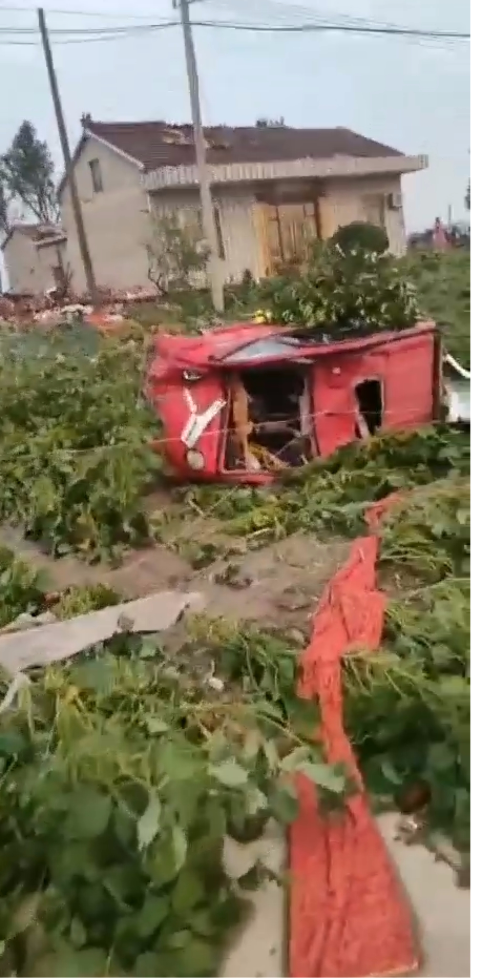 盐城市大丰区遭受龙卷风侵袭，有村民受伤房屋受损