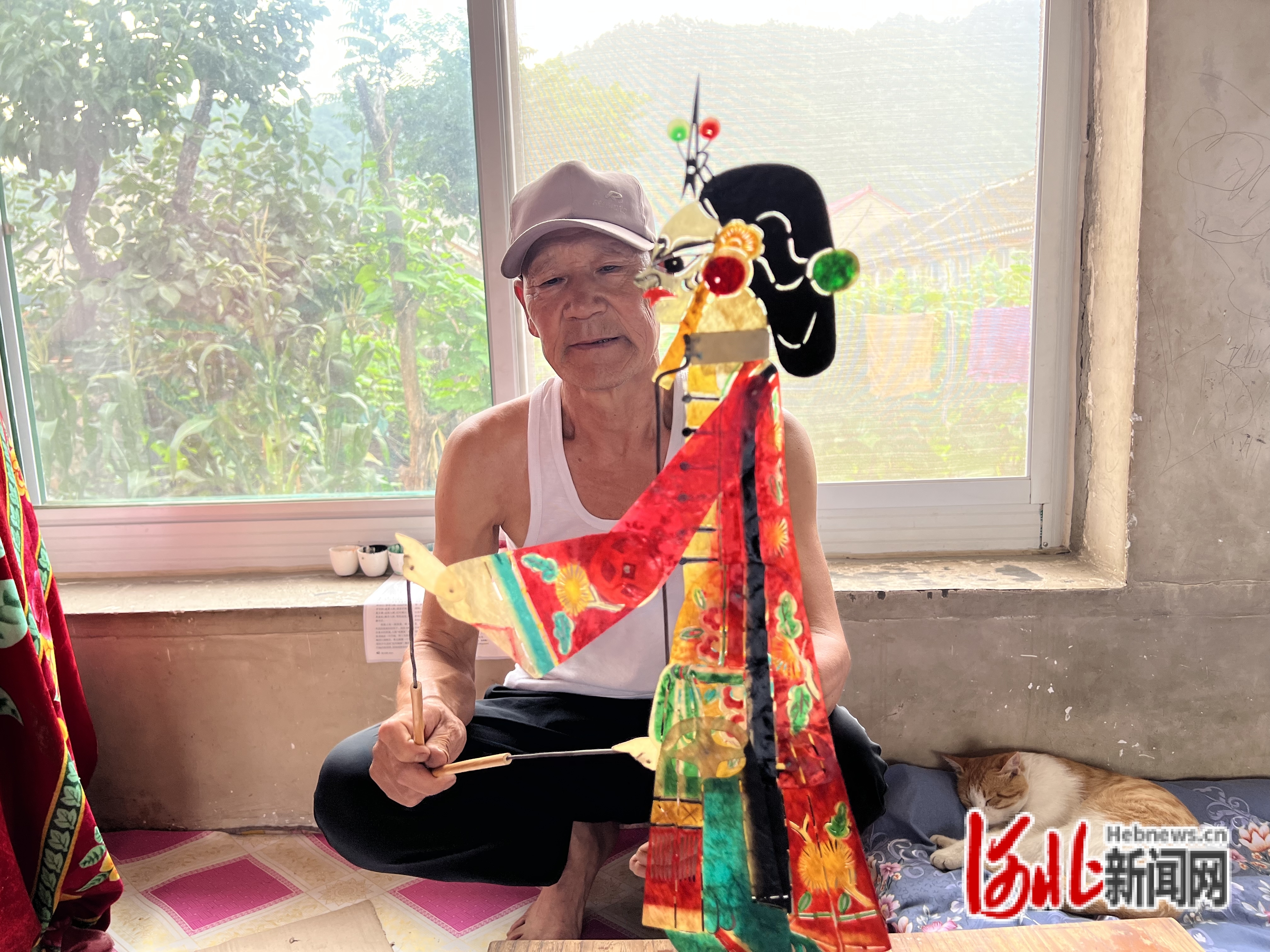 图为迁西县皮影手艺人赵连利展示皮影作品。