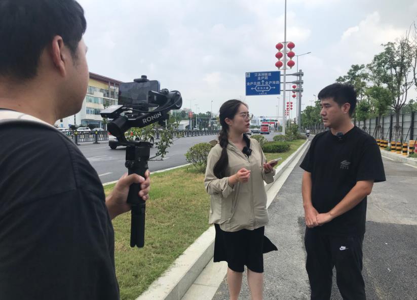 南昌火炬大街井盖缺失致小车爆胎 车主遭遇索赔难