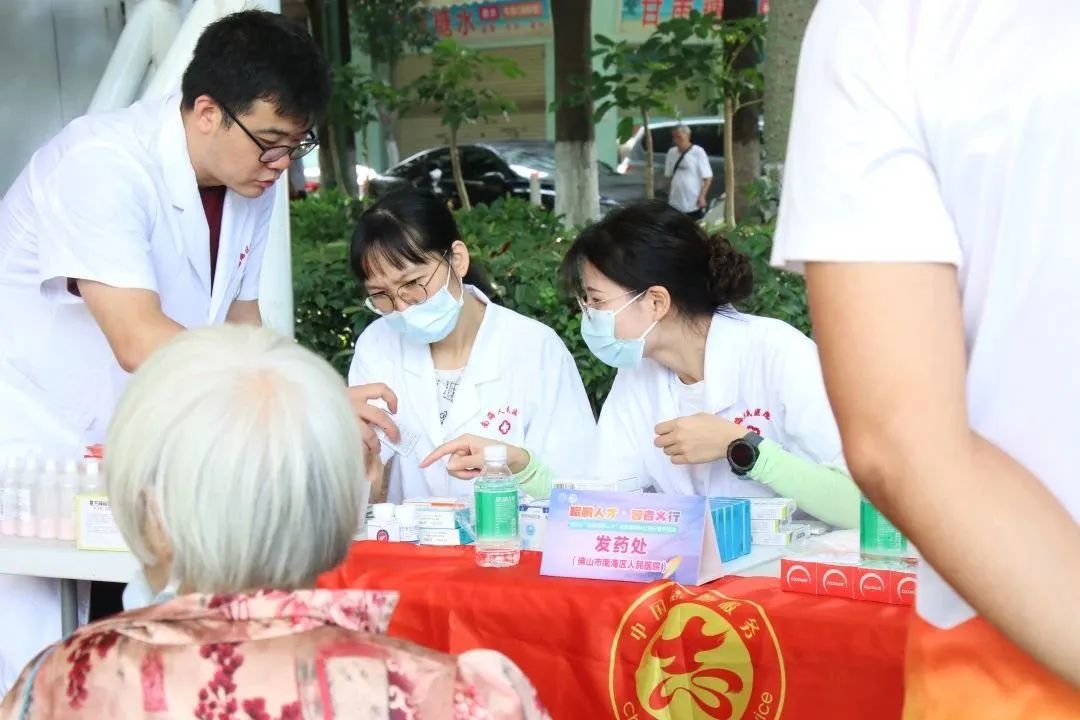 现场设置的免费药品发放处
