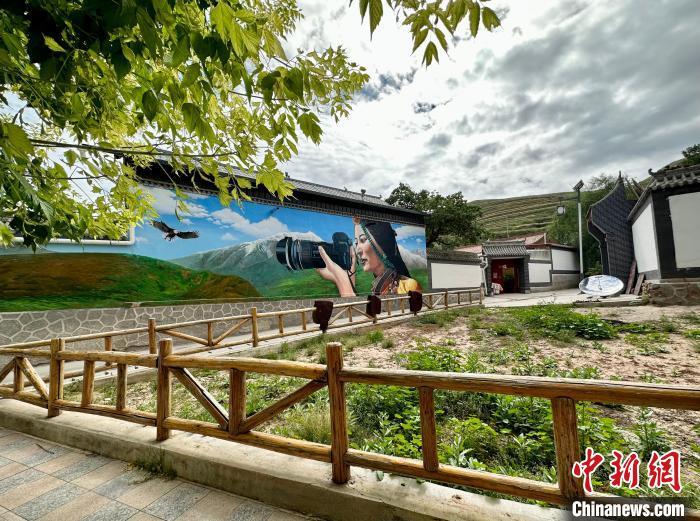 8月15日，甘肃甘南州藏族村落，墙面用藏族风情画点缀，异域风情十足。中新社记者 闫姣 摄