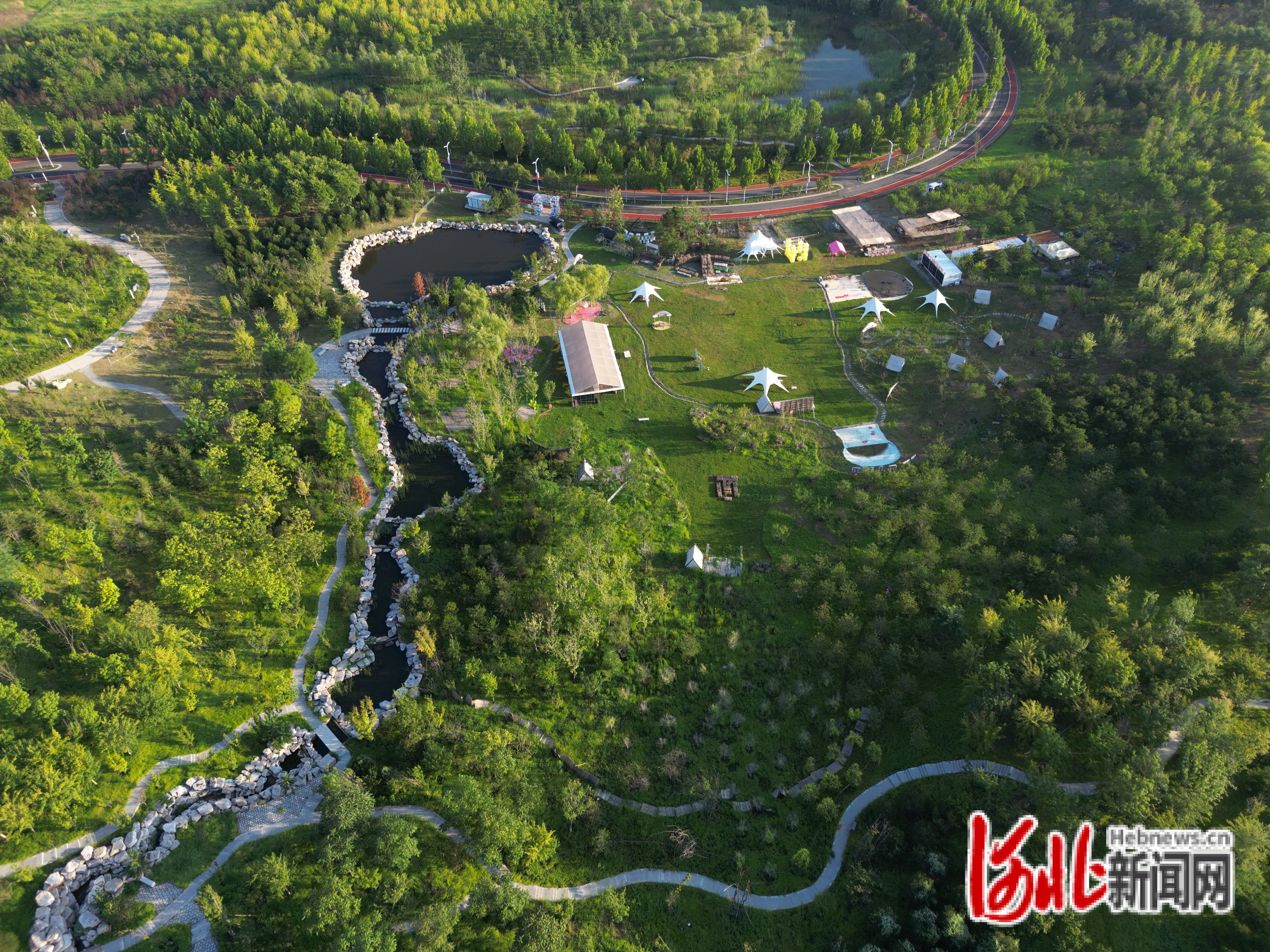 图为唐山花海一角。