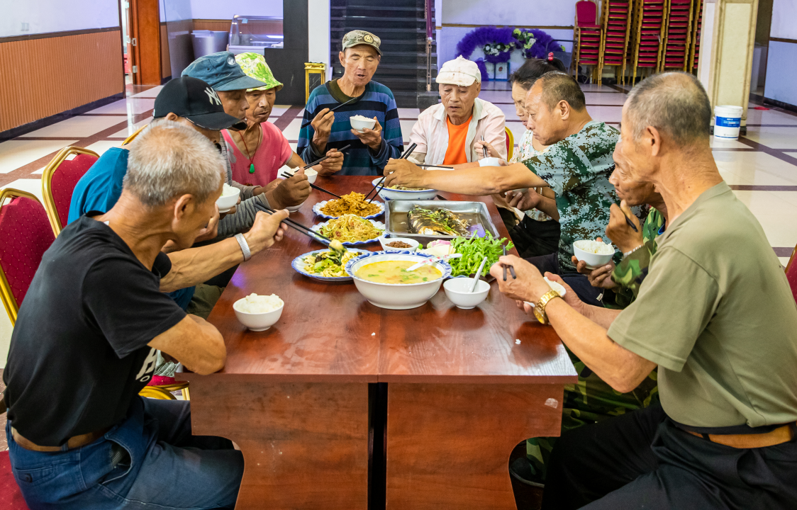 8月12日，孤寡老人们在吉林市友诚养老中心防汛安置点的餐厅吃饭。 张景峰 摄