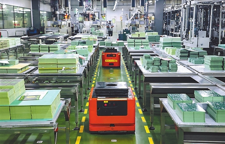 7月20日，位于吉水工业园区的江西景旺精密电路有限公司生产车间内，AGV小车来回穿梭运送物料。该公司从事高端刚性印制电路板研发、制造，产品远销美国、英国等国家和地区。江西日报全媒体记者 史港泽摄