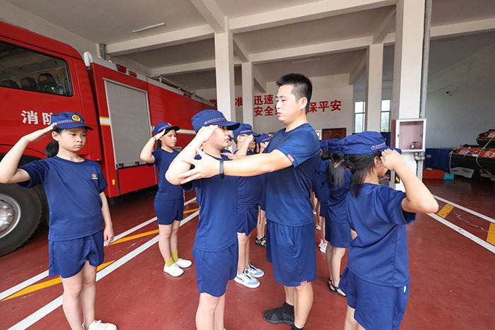 江西东乡：消防夏令营 安全伴童行