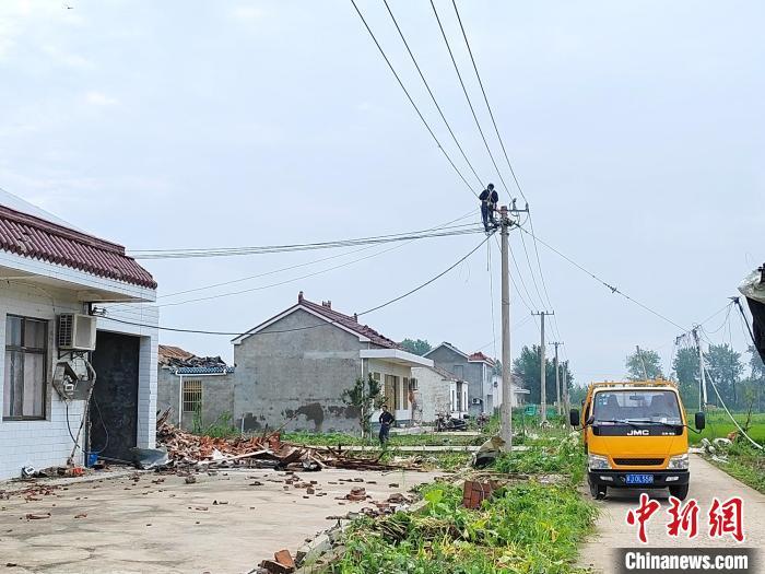 供电工人在抢修电路。谷华 摄