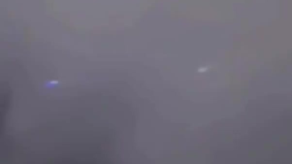 广东惠州网友拍下多个不明飞行物，发出蓝紫色光