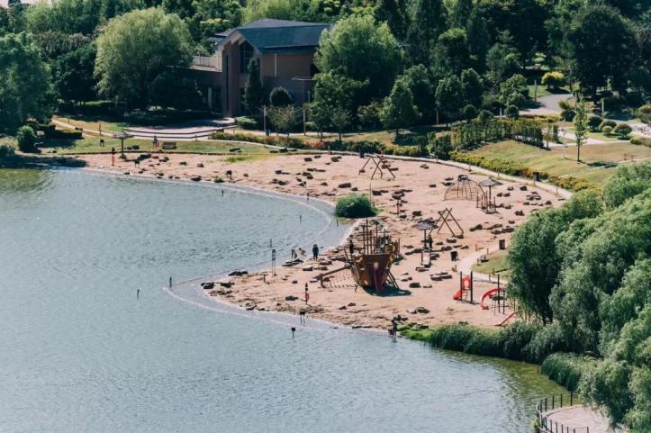 河清岸绿好风光！走，出门散步去