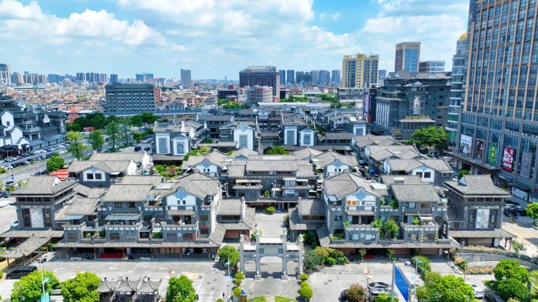 平洲玉器珠宝特色小镇是大湾区首个国家4A级玉文化开放旅游景区，集广府文化和岭南特色为一体的“平洲玉文化”特色平洲玉器街产业社区。