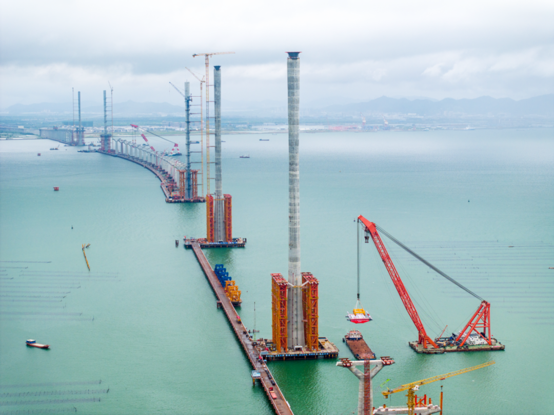 黄茅海跨海通道钢箱梁吊装现场