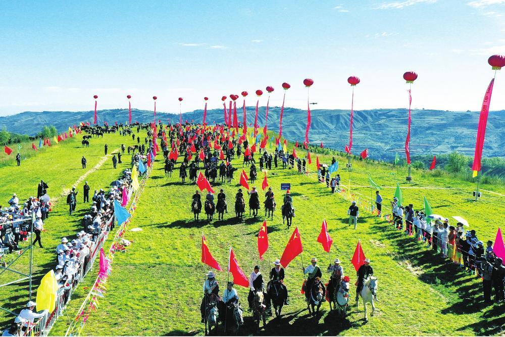 参赛的七县一市代表队有序入场