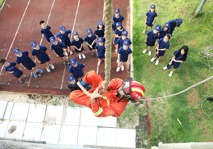 江西东乡：消防夏令营 安全伴童行