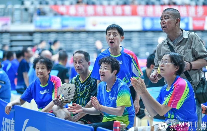 团体和单打、球与球拍碰撞出美妙的交响乐，场边队友的欢呼与加油亦是不可或缺的伴奏。