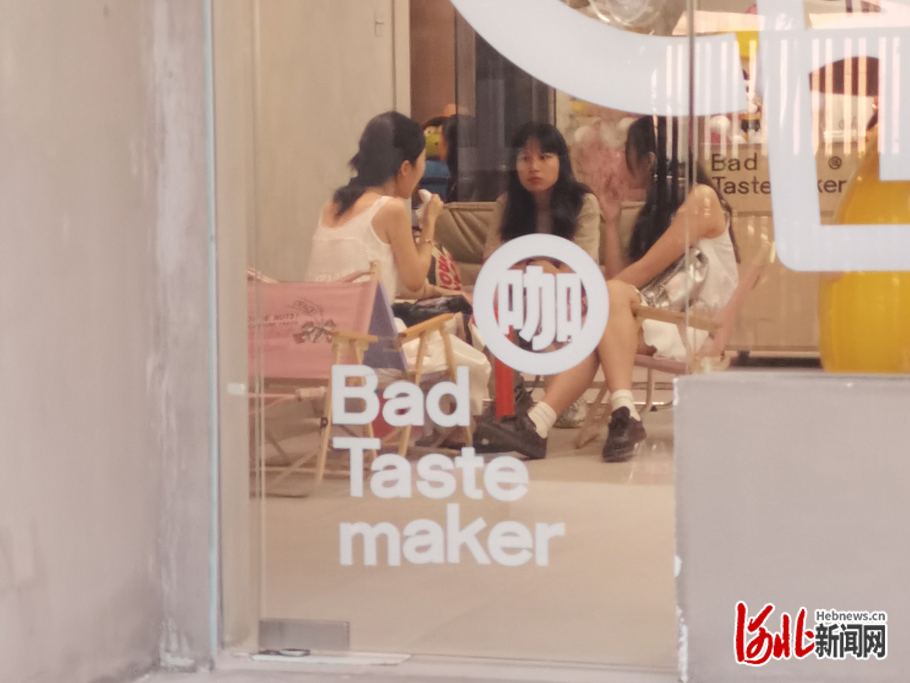 8月13日，游客正在正东路上的咖啡店内休息。（黄雨晗/摄）