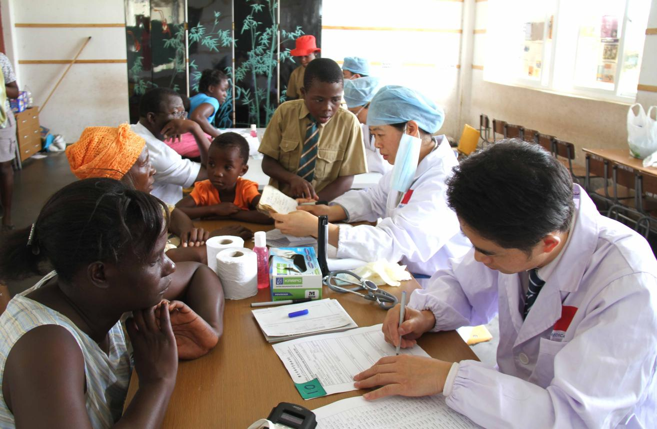 2012年12月15日，中南大学湘雅医院肾内科肖湘成教授在津巴布韦中马绍纳兰省宾杜拉市义诊。