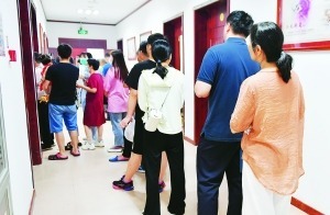 市民排队等候贴三伏贴