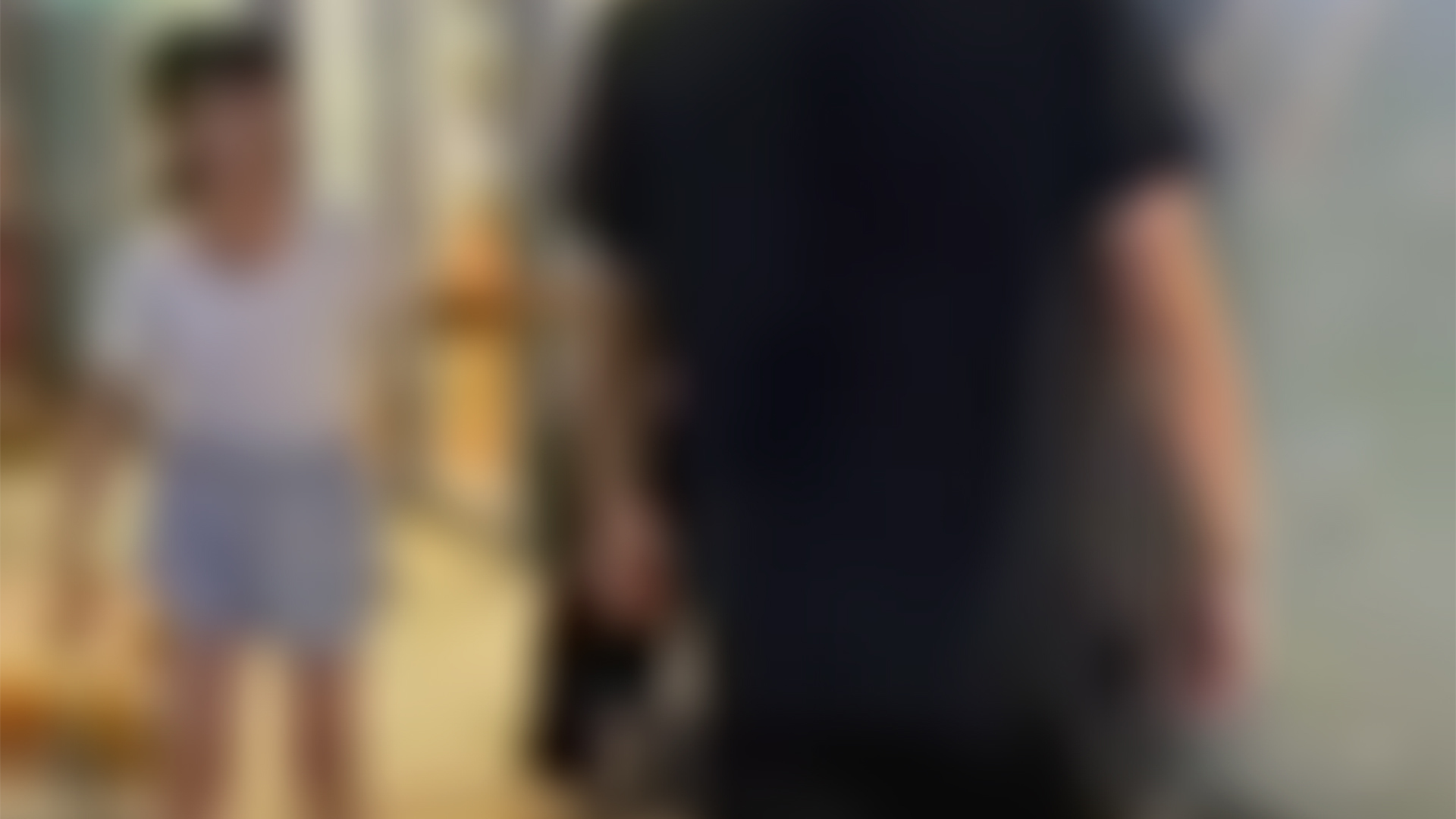 疑因狗狗吓到孩子，女子与狗主人当街扭打在一起，孩子一旁不停道歉焦急劝架