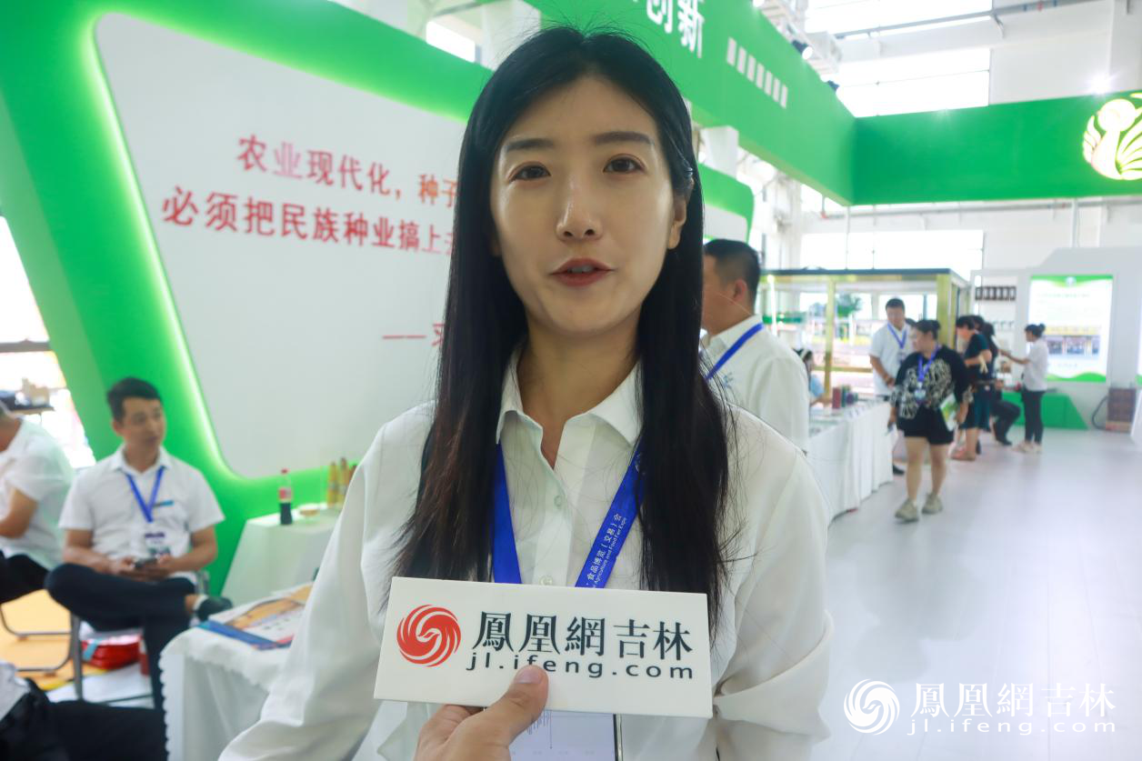 中农阳光数据有限公司产品经理钟馨慧接受媒体采访。 凤凰网吉林 龙晓宁/摄